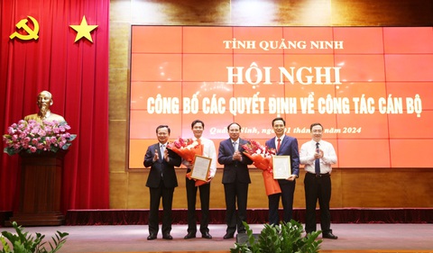 Giám đốc Trung tâm truyền thông Quảng Ninh làm bí thư Thành ủy Uông Bí- Ảnh 3. Lãnh đạo tỉnh Quảng Ninh chúc mừng các cán bộ lãnh đạo được phân công, điều động nhận nhiệm vụ mới từ ngày 1-4 - Ảnh: ĐỖ PHƯƠNG