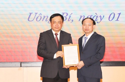 Giám đốc Trung tâm truyền thông Quảng Ninh làm bí thư Thành ủy Uông Bí- Ảnh 1. Bí thư Tỉnh ủy Quảng Ninh Nguyễn Xuân Ký (bên phải) trao quyết định phân công ông Mai Vũ Tuấn - giám đốc Trung tâm truyền thông tỉnh - đảm nhiệm chức vụ bí thư Thành ủy Uông Bí - Ảnh: ĐỖ PHƯƠNG