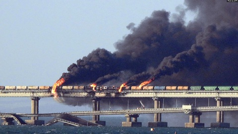 Tin tức thế giới 1-4: Nga đòi Ukraine giao nộp lãnh đạo tình báo; Israel diệt chỉ huy Hezbollah- Ảnh 1. Khói đen bốc lên trên cầu Crimea (nối bán đảo Crimea với Nga) sau vụ nổ vào ngày 8-10-2022 - Ảnh: AFP