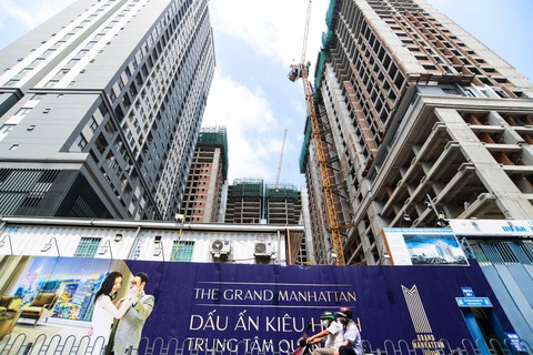 Kiến nghị Tổ công tác của Thủ tướng gỡ vướng dự án chung cư Cô Giang và khu dân cư Thạnh Mỹ Lợi- Ảnh 1. Chung cư The Grand Manhattan xây dựng dở dang nhiều năm tại quận 1, TP.HCM - Ảnh: QUANG ĐỊNH