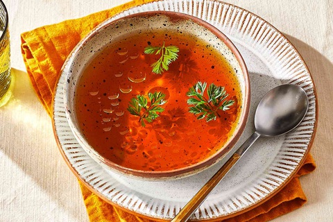 Món Consommé gà với nước dùng trong vắt hầm từ xương gà, thường ăn kèm bánh mì - Ảnh: Món Consommé gà với nước dùng trong vắt hầm từ xương gà - Ảnh: The spruce eats