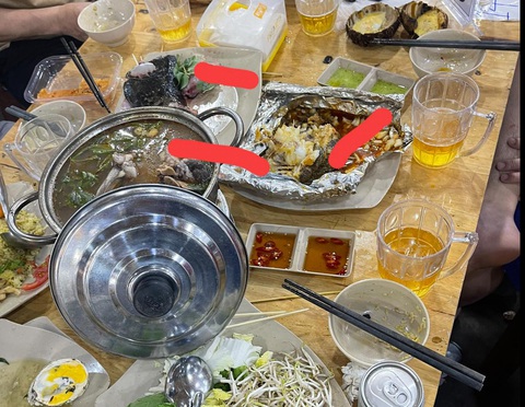 Chuyện 'nhầm' quán Thanh Sương ở Nha Trang: Giải thích của những người trong cuộc- Ảnh 1. Phần thức ăn tại quán hải sản Thanh Sương số 102 Trần Phú - Ảnh: Nhân vật cung cấp