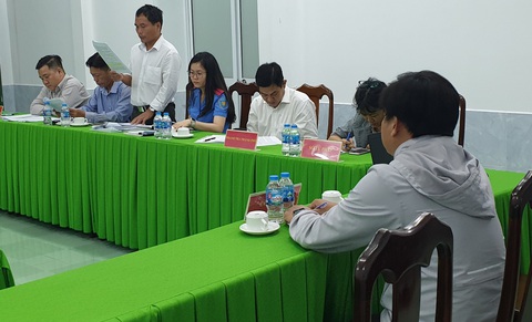 Em vợ 'dính' nồng độ cồn gây tai nạn, anh rể đứng ra nhận thay- Ảnh 1. Thanh tra giao thông TP Cần Thơ thông qua kết quả xác minh ông B.T.S là người lái xe gây tai nạn chứ không phải anh rể - Ảnh: T.N.