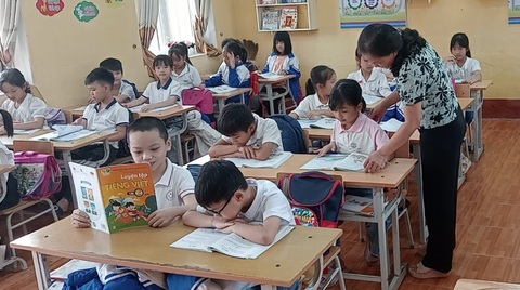 Tạm dừng sáp nhập trường sau khi phụ huynh phản đối- Ảnh 1. Sáng 1-4, học sinh Trường tiểu học Nguyễn Bá Ngọc, thị trấn Triệu Sơn đã trở lại trường học - Ảnh: HÀ ĐỒNG