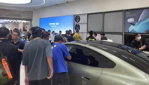 Người dân Trung Quốc đổ xô đặt xe điện Xiaomi, chờ tới 2h sáng- Ảnh 4. Người dân Trung Quốc đổ xô đặt xe điện Xiaomi, chờ tới 2h sáng- Ảnh 4.