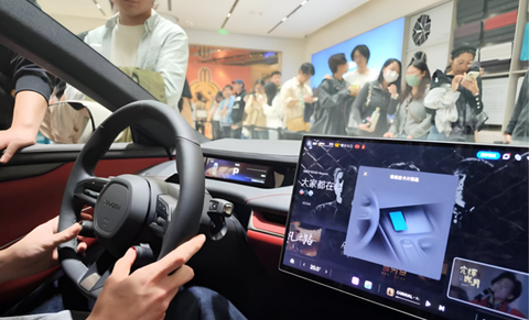 Người dân Trung Quốc đổ xô đặt xe điện Xiaomi, chờ tới 2h sáng- Ảnh 1. Người hâm mộ phải xếp hàng dài từ ngoài vào trong để tới lượt