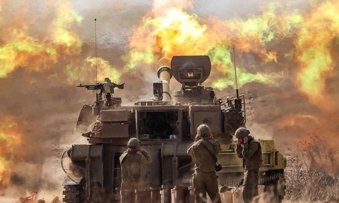 Israel dần đơn độc trong cuộc chiến ở Dải Gaza?- Ảnh 1. Quân đội Israel tấn công tại khu vực giáp biên Dải Gaza tháng 10-2023 - Ảnh: AFP
