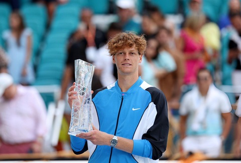Tin tức thể thao sáng 1-4: Sinner vô địch Miami Open; PSG thắng trận siêu kinh điển Pháp- Ảnh 1. Jannik Sinner với chức vô địch Miami Open 2024 - Ảnh: GETTY