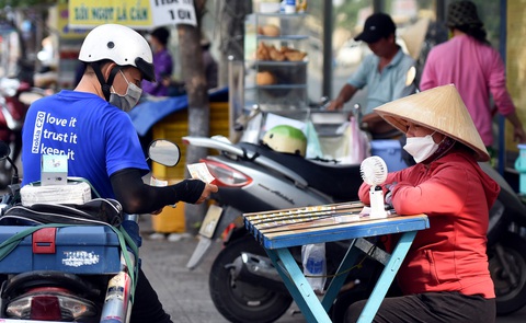 Một phụ nữ bán vé số trên đường Cách Mạng Tháng 8 (TP Biên Hòa, tỉnh Đồng Nai) dùng quạt điện để hạ nhiệt - Ảnh: A LỘC Một phụ nữ bán vé số trên đường Cách Mạng Tháng 8 (TP Biên Hòa, tỉnh Đồng Nai) dùng quạt điện để hạ nhiệt - Ảnh: A LỘC