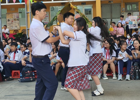 Học sinh Trường Ernst Thalmann TP.HCM khiêu vũ chào đón bạn mới- Ảnh 1. Học sinh Trường THPT Ernst Thalmann khiêu vũ để chào đón các em học sinh lớp 9. Được biết, khiêu vũ là một môn học thuộc chương trình nhà trường ở Ernst Thalmann - Ảnh: H.HG