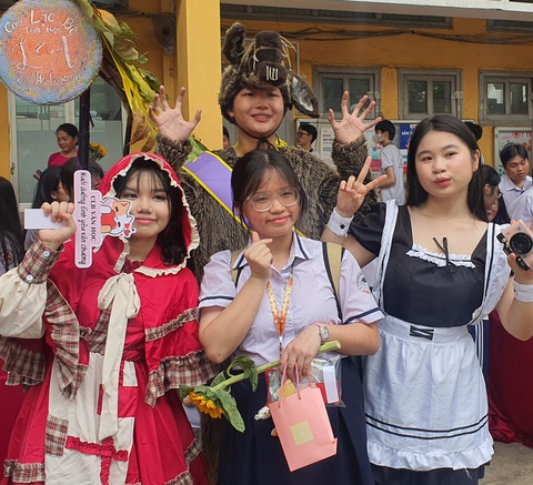 Học sinh Trường Ernst Thalmann TP.HCM khiêu vũ chào đón bạn mới- Ảnh 2. Học sinh lớp 9 chụp hình cùng các anh chị trong câu lạc bộ văn học Trường THPT Ernst Thalmann - Ảnh: H.HG