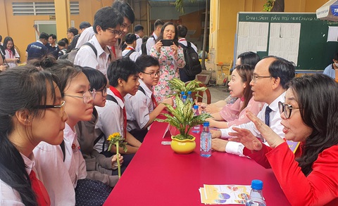 Học sinh Trường Ernst Thalmann TP.HCM khiêu vũ chào đón bạn mới- Ảnh 3. Giáo viên và ông Nguyễn Hùng Khương - hiệu trưởng Trường Ernst Thalmann (ông Khương nguyên là phó hiệu trưởng Trường THPT Bùi Thị Xuân, quận 1 vừa được bổ nhiệm làm hiệu trưởng Trường Ernst Thalmann) tư vấn về tuyển sinh lớp 10 cho học sinh lớp 9 - Ảnh: H.HG