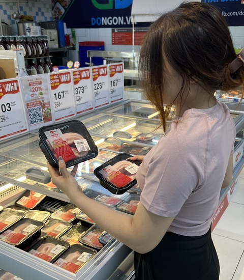 'Ủ mát', tiêu chí lựa chọn thịt chuẩn châu Âu- Ảnh 1. Người tiêu dùng chọn mua thịt mát MEATDeli tại hệ thống siêu thị WinMart+