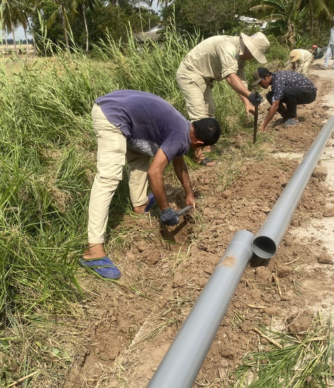 Trên 21.000 hộ dân ở Sóc Trăng có nguy cơ thiếu nước sinh hoạt do xâm nhập mặn- Ảnh 1. Lắp đường ống dẫn nước ngọt cho người dân vùng ảnh hưởng hạn mặn ở xã Tài Văn, huyện Trần Đề - Ảnh: KHẮC TÂM