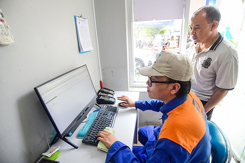 Xuất hóa đơn điện tử cho khách đổ xăng ở quận Bình Thạnh, TP.HCM - Ảnh: QUANG ĐỊNH Xuất hóa đơn điện tử cho khách đổ xăng ở quận Bình Thạnh, TP.HCM - Ảnh: QUANG ĐỊNH