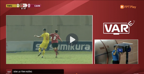 VAR đã nhanh hơn ở lượt về V-League 2023-2024- Ảnh 3. Trọng tài Nguyễn Viết Duẩn xem lại VAR tình huống Elias (áo đỏ) thoát xuống đối mặt với thủ môn Thanh Thắng - Ảnh chụp màn hình