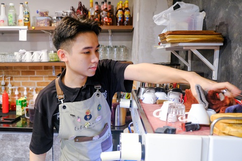 Sinh viên làm thêm giờ để phụ giúp gia đình trong quá trình theo học tại các nhà trường cũng như tích luỹ kinh nghiệm - Ảnh: HÀ QUÂN Sinh viên làm thêm giờ để phụ giúp gia đình trong quá trình theo học tại các nhà trường cũng như tích lũy kinh nghiệm - Ảnh: HÀ QUÂN