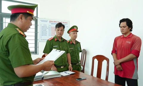 Bắt cựu giám đốc Tân Á Đại Thành chi nhánh Phan Thiết vì tham ô gần 1,4 tỉ đồng- Ảnh 1. Công an tỉnh Bình Thuận bắt tạm giam Nguyễn Thành Duy - Ảnh: Công an Bình Thuận