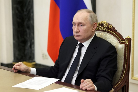 Điện Kremlin: 'Tổng thống Putin không khóc không có nghĩa là không đau'- Ảnh 1. Tổng thống Nga Vladimir Putin chủ trì một cuộc họp để thảo luận về các biện pháp được thực hiện sau vụ tấn công khủng bố nhà hát Crocus City Hall trong ảnh chụp hôm 25-3 - Ảnh: REUTERS