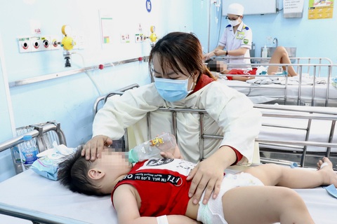 Trẻ mắc bệnh tay chân miệng từng điều trị tại Bệnh viện Nhi đồng 1 (TP.HCM) - Ảnh: X.MAI Trẻ mắc bệnh tay chân miệng từng điều trị tại Bệnh viện Nhi đồng 1 (TP.HCM) - Ảnh: X.MAI