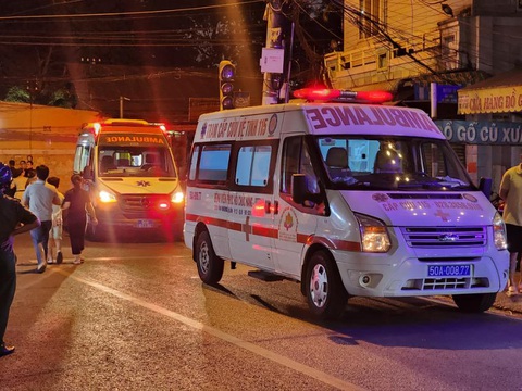 Cháy đỏ trời dãy nhà ven kênh Tàu Hủ quận 8, TP.HCM- Ảnh 9. Hai xe cứu thương túc trực trước đường Phạm Thế Hiển, theo lực lượng chức năng hiện tại vẫn chưa vào được các căn nhà cháy nên không rõ thương vong - Ảnh: MINH HÒA