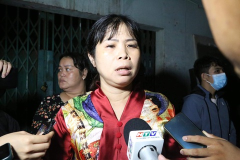 Cháy đỏ trời dãy nhà ven kênh Tàu Hủ quận 8, TP.HCM- Ảnh 10. Chị Trương Kim Yến (người dân bị cháy 2 căn nhà) chia sẻ lửa bùng liên tục nên không kịp dập, vợ chồng phải túc trực liên tục để hỗ trợ công tác chữa cháy - Ảnh: PHƯƠNG QUYÊN