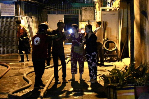 Cháy đỏ trời dãy nhà ven kênh Tàu Hủ quận 8, TP.HCM- Ảnh 15. Bà Bùi Thị Thu (65 tuổi) ở nhà một mình khi đám cháy xảy ra, được đưa ra khỏi hiện trường. Mặc dù khá hoảng loạn nhưng may mắn nhà bà chỉ bị thiệt hại bếp - Ảnh: PHƯƠNG QUYÊN