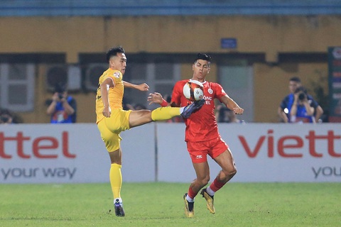 VAR đã nhanh hơn ở lượt về V-League 2023-2024- Ảnh 4. Quảng Nam (trái) trong trận thua ngược Thể Công Viettel 2-3 - Ảnh: VPF