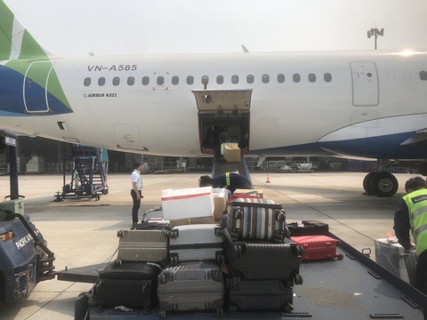 Không còn máy bay, Pacific Airlines làm dịch vụ mặt đất cho Bamboo Airways- Ảnh 2. Hành lý lên máy bay của Bamboo Airways tại Nội Bài do Pacific Airlines phục vụ - Ảnh: PA