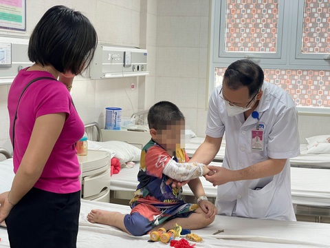 Bác sĩ Bệnh viện Sản nhi tỉnh Phú Thọ thăm khám cho bệnh nhi bị chó bécgiê tấn công - Ảnh: BVCC Bác sĩ Bệnh viện Sản nhi tỉnh Phú Thọ thăm khám cho bệnh nhi bị chó béc giê tấn công - Ảnh: BVCC