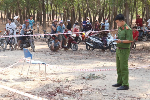 Lực lượng chức năng khám nghiệm hiện trường vụ án mạng - Ảnh: C.A. Lực lượng chức năng khám nghiệm hiện trường vụ án mạng - Ảnh: C.A.