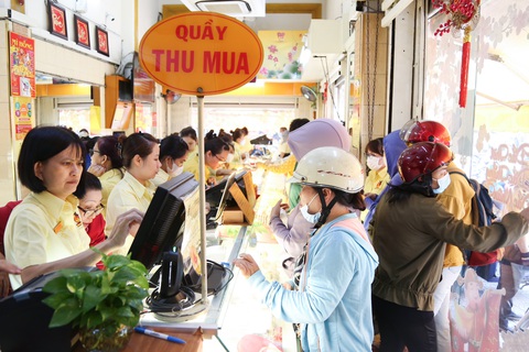 Giá vàng tăng sốc do đâu?- Ảnh 2. Gần đây nhiều tiệm vàng thường xuyên hết nhẫn tròn trơn - Ảnh: PHƯƠNG QUYÊN