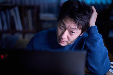 Son Sukku trở lại màn ảnh rộng với 'Anh hùng bàn phím'- Ảnh 4. Liệu Im Sang Jin có thể lật tẩy tất cả và giành chiến thắng giữa ranh giới mong manh của sự thật và dối trá?