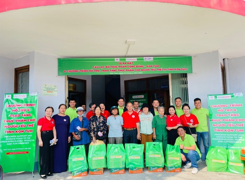 Tây Nguyên có kho thực phẩm cộng đồng đầu tiên cho người nghèo- Ảnh 1. Câu lạc bộ Thực phẩm cộng đồng Kon Tum ra mắt ngày 10-4, tại TP Kon Tum - Ảnh: BÙI DUYÊN