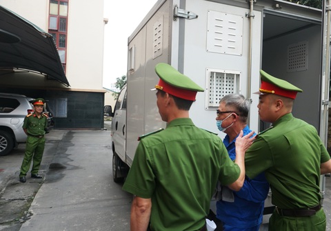 An ninh thắt chặt tại phiên xử ông Đỗ Hữu Ca- Ảnh 5. Lúc 8h sáng ngày 10-4, ông Đỗ Hữu Ca được dẫn giải đến tòa - Ảnh: T. THẮNG