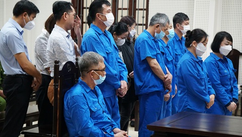 An ninh thắt chặt tại phiên xử ông Đỗ Hữu Ca- Ảnh 3. Các bị cáo nghe công bố cáo trạng - Ảnh: T. THẮNG