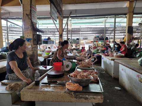 Phường thu gom gà của tiểu thương Nha Trang?- Ảnh 1. Các gian hàng bán gà ở chợ Xóm Mới Nha Trang vẫn kinh doanh bình thường, nhưng vắng khách vì người tiêu dùng e ngại sau các vụ ngộ độc thực phẩm liên tiếp - Ảnh: TRẦN HƯỚNG