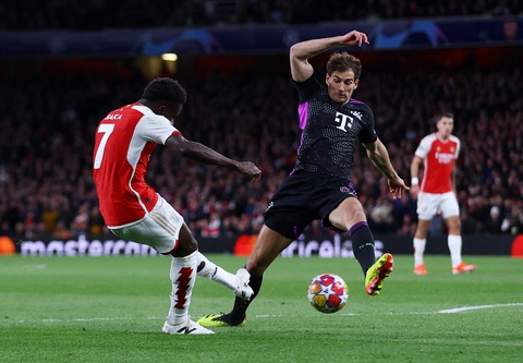 Bayern có chút lợi thế sau trận hòa chủ nhà Arsenal- Ảnh 1. Tình huống dứt điểm ghi bàn mở tỉ số trận đấu của Saka - Ảnh: REUTERS