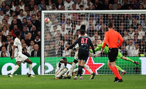Man City hòa Real Madrid trong trận cầu có 6 bàn thắng- Ảnh 3. Pha bóng dẫn đến bàn thắng của Foden cho Man City - Ảnh: REUTERS