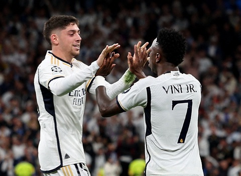 Man City hòa Real Madrid trong trận cầu có 6 bàn thắng- Ảnh 2. Niềm vui của Valverde (trái) sau khi ghi bàn vào lưới Man City - Ảnh: REUTERS