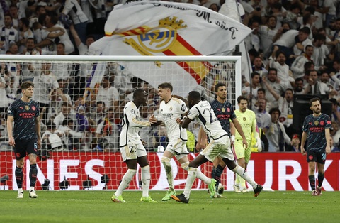 Man City hòa Real Madrid trong trận cầu có 6 bàn thắng- Ảnh 4. Valverde thể hiện đẳng cấp với cú dứt điểm bóng sống đẹp mắt - Ảnh: REUTERS
