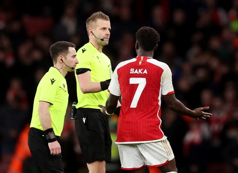 Arsenal hay Bayern Munich hưởng lợi từ trọng tài?- Ảnh 1. Trọng tài chính Nyberg (giữa) bị chỉ trích sau trận - Ảnh: REUTERS
