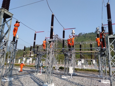 Thủy điện A Vương đảm bảo phát điện cấp nước hạ du trong mùa khô 2024- Ảnh 3. Công tác duy tu bảo dưỡng lưới điện tại nhà máy thuỷ điện A Vương luôn được triển khai nhanh và sớm nhằm sẳn sàng cho việc huy động của hệ thống điện quốc gia