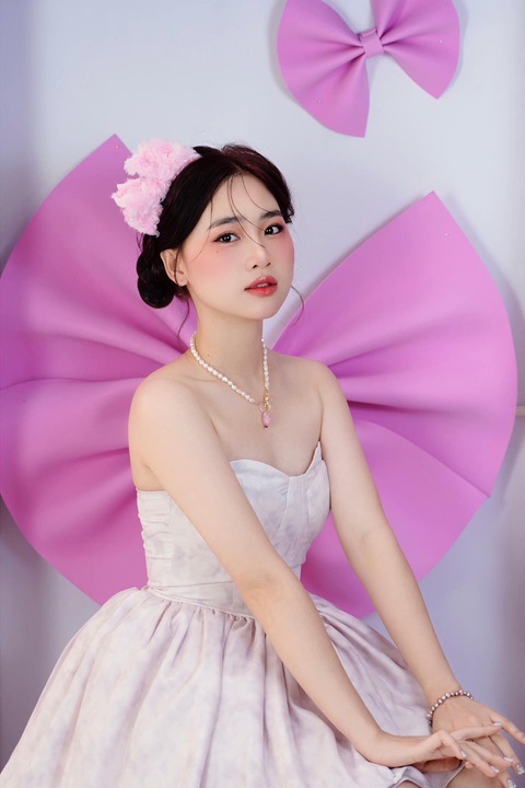 Nhan sắc trong veo, tươi sáng của Huỳnh Thanh Trúc ngoài đời Nhan sắc trong veo, tươi sáng của Nguyễn Huỳnh Thanh Trúc ngoài đời