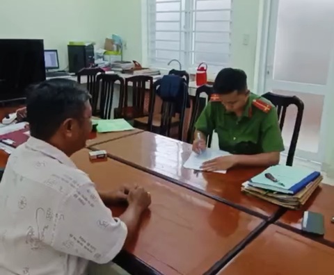 Trả lại 400 triệu đồng cho người chuyển nhầm vào tài khoản- Ảnh 1. Ông Nguyễn Văn Thành đến công an trình báo nhận được 400 triệu đồng chuyền nhầm vào tài khoản ngân hàng, nhờ chuyển trả lại - Ảnh do công an cung cấp