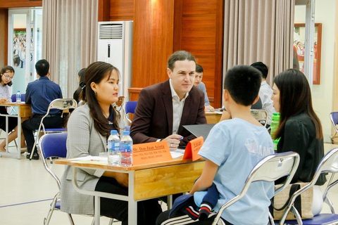 'Cô giáo lập nhóm trao đổi nhưng không cho phụ huynh nhắn, sao kỳ vậy?'- Ảnh 1. Hình thức trao đổi 1-1 giữa giáo viên với phụ huynh đang là xu thế được nhiều trường tư thục áp dụng - Ảnh: T.MAI