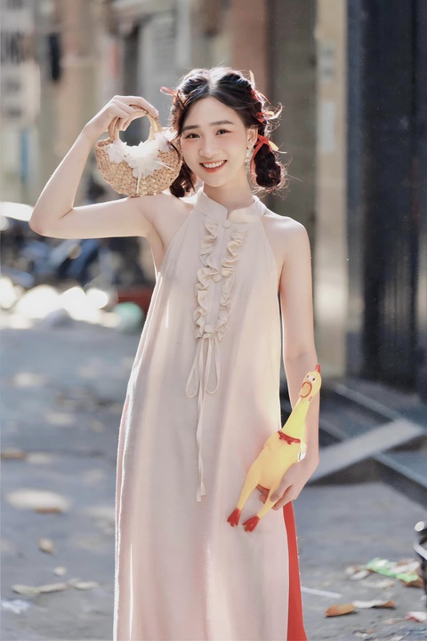 Nhan sắc đời thường của cô gia sư Gen Z trong 'Gia đình lý sự'- Ảnh 5. Nữ diễn viên trẻ sinh năm 2002 sở hữu khuôn mặt bầu bĩnh cùng dáng người nhỏ nhắn. Hình ảnh Nguyễn Huỳnh Thanh Trúc dịu dàng, đằm thắm trong những bộ áo dài truyền thống với màu sắc tươi sáng làm nổi bật khí chất thanh lịch, tươi tắn của nữ diễn viên.