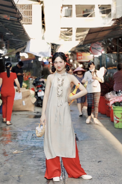 Nguyễn Huỳnh Thanh Trúc sinh năm 2002 và sống ở TP.HCM. Hiện cô đang là sinh viên năm cuối chuyên ngành Diễn viên của trường Đại học Sân khấu Điện ảnh TP.HCM. Vai diễn đầu tay của Nguyễn Huỳnh Thanh Trúc là Châu Nữ trong phim 'Mộng ước tương lai' được phát sóng trên đài Hậu Giang năm 2022. Nguyễn Huỳnh Thanh Trúc sinh năm 2002 và sống ở TP.HCM. Hiện cô đang là sinh viên năm cuối chuyên ngành diễn viên của Trường đại học Sân khấu Điện ảnh TP.HCM. Vai diễn đầu tay của Nguyễn Huỳnh Thanh Trúc là Châu Nữ trong phim 'Mộng ước tương lai', được phát sóng trên đài Hậu Giang năm 2022.