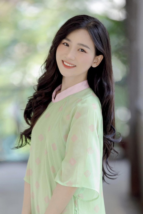Không chỉ trên phim, ngoài đời, cô nàng cũng theo đuổi phong cách trẻ trung, ngọt ngào, không kém phần nữ tính, trang nhã. Không chỉ trên phim, ngoài đời, cô nàng cũng theo đuổi phong cách trẻ trung, ngọt ngào, không kém phần nữ tính, trang nhã.