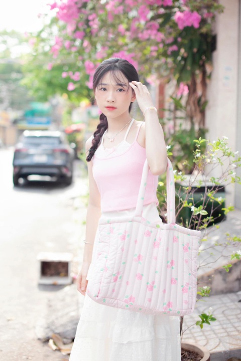 Nhan sắc đời thường của cô gia sư Gen Z trong 'Gia đình lý sự'- Ảnh 6. Netizen nhận xét nữ diễn viên có gương mặt đáng yêu đặc trưng và cơ thể cân đối, nên dù khoác lên người bộ trang phục nào cũng nổi bật.